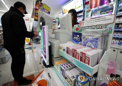 서울시내 한 편의점 안전상비의약품 코너<연합뉴스>